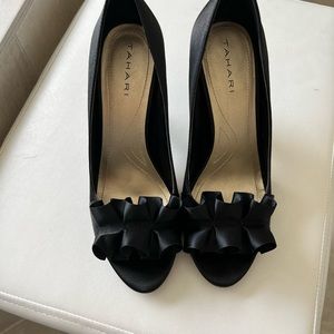 Nice Tahari heels